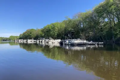 Image de Marina getaway located on the back sloughs of the mighty Mississippi.