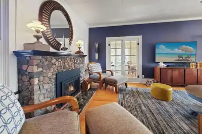 Image de The Artsy Tartsy Cottage at the Lake