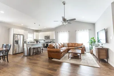 Image de One Level Living, Work Remote, Centrally Located!