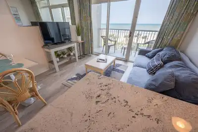 Image de Newly Remodeled Direct Oceanfront Sea Watch Resort
