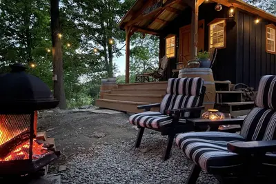 The Grape Escape - Off Grid Cabin - Wine Trail & Lake View - Pet Friendly! \n