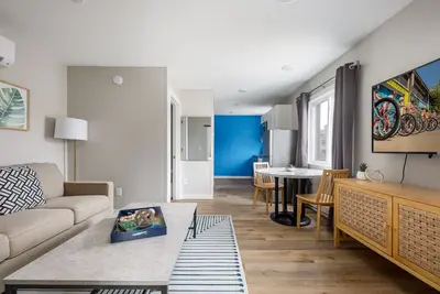 Image de Downtown Newly Remodeled Apartment | Ac | Beach |  Restaurants | Breweries | Nightlife |