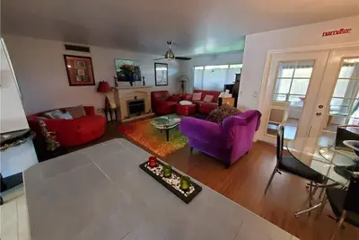 Image de Colorful Warm Weather Jewel House 10, 000 sq ft lot.