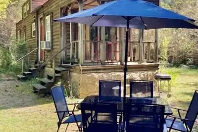 Image de Adorable tiny house, private, wooded view, stream, edge of national forest, near Wolf Pen