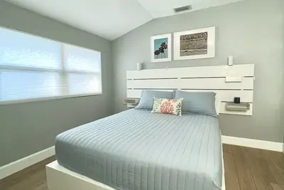 Image de 2 Miles from Siesta Key - Modern Apartment w/ hot tub