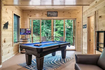 Image de Smoky Mountain Serenity: Log Cabin with Pool, Game Room & Views!