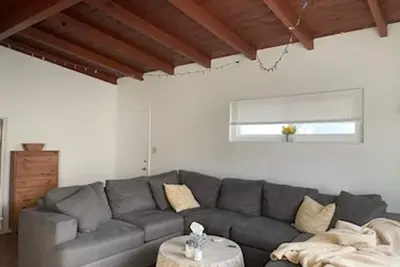 Image de Charming but simple 2 bedroom, very close walk to beach!