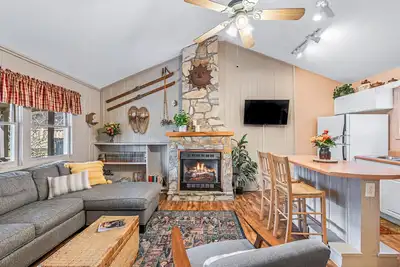 Image de Still Standing! Cozy Cottage, Great Location!