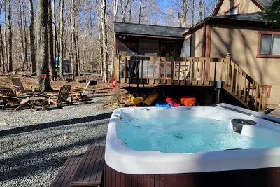 Image de Close to Lake-Firepit-Hot Tub- Casinos-Fireplace- Kayaks-Bikes
