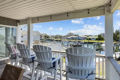 Image de Water-front home w boat lift! Short walk to the beach!