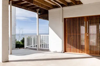 Image de Ocean front position offering stylish and spacious accommodation.