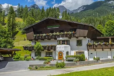 Image de Appartement 'W8 Haus Ganghofer' avec vue sur les montagnes, balcon et Wi-Fi.