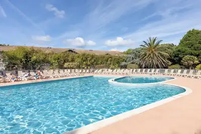 Image de Appartement en rez-de-chaussée, avec piscine, terrasse & jardin