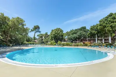 Image de Joli appartement avec piscine et balcon