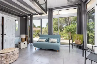 Image de Villa avec vue imprenable, terrasse et jardin