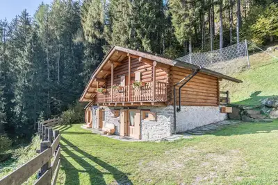 Image de Chalet Baita Dani avec vue sur les montagnes, sauna, Wi-Fi et terrasse.