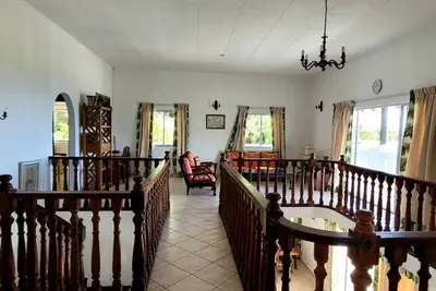 Image de Under 10mins walk to the famous Beau vallon beach