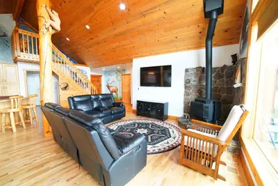 Image de 5 Bedroom, 2 Bath Family Home w\/Children’s Playground, Great Kitchen