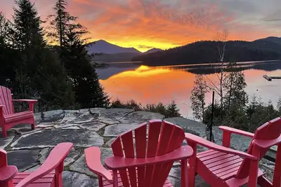 Image de Cozy Adirondack Condo- sunrise views of Lake Placid - lakeside!