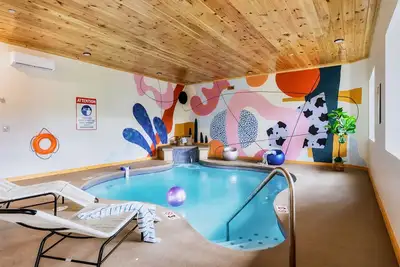 Image de Downtown 5 Bdr Cabin Indoor Pool, Hot Tub, Cinema