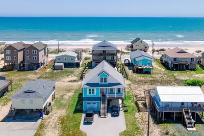Image de Ocean view, pet friendly home only steps from the beach w/Ev charger Swimming Pool and hot tub