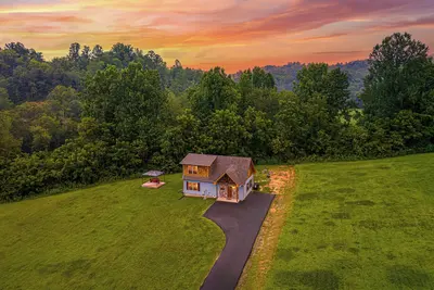 Image de Two Br super clean, awesome views, pet Ok w/ fee *hot tub & arcade! huge yard
