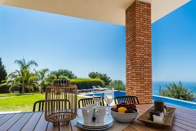 Image de Villa El Pino. Beautiful and spacious Spanish style villa with private pool