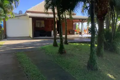 Image de villa tropicale avec jardin et piscine