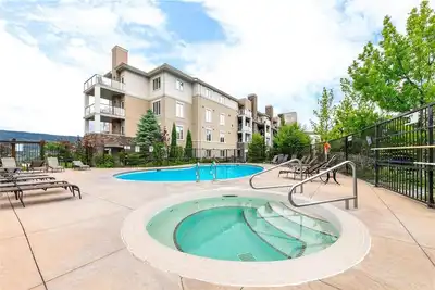Image de Stay Worry Free! Come Golf, Wine Tour & Ski! 4 Beds 2 Bath Condo w/Gym and Pool!