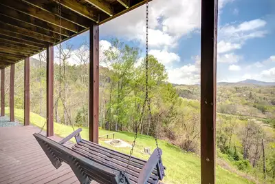 Image de Private 5 Br Home - Mtn views, hot tub, game room