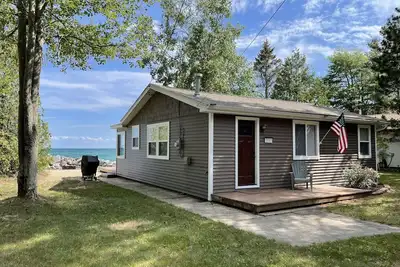 Image de 5 minutes from Downtown East Tawas, On The Rocks is a cottage on Lake Huron