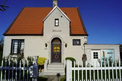 Image de Cozy home that is close to the amusement park and the beach