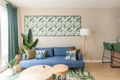 Image de Palm Theme/ King Bed/ Paid Garage/ 55\" 4k Smart Tv