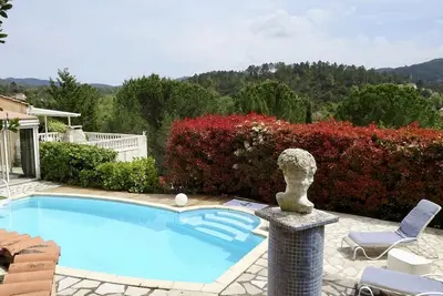 Image de Maison avec piscine à côté du lac Saint-Cassien
