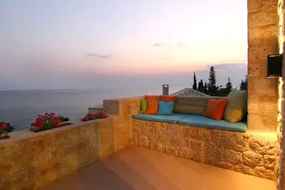 Enjoy the seaside living in a centraly located, pretty sea view house