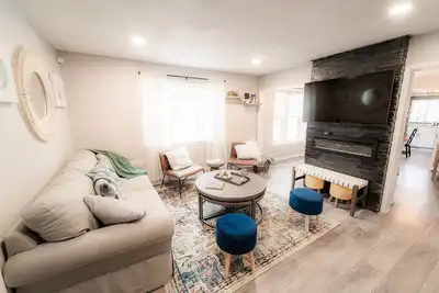 Image de Cherry Door Cottage -Enclosed Backyard, Walk Downtown, Hot Tub!
