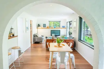 Image de Araluen - Stunningly renovated house down by the lake!