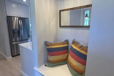 Image de A fully modeled home overlooking Mississippi River in a charming river town.