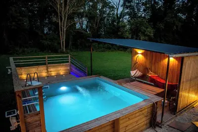 Image de Maison de charme, terrasse, piscine, jacuzzi, trampoline et table de ping pong