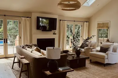 Image de Beautifully renovated home located at the end of a peaceful dead end street