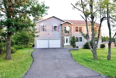 Image de Spacious villa in the heart of Pocono w Game room near casino, Kalahari, Ski, pools