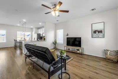 Image de Single Family Home 25 Minutes from Downtown