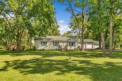 Image de Stylish and Refreshed Home with Hot Tub in the Heart of Tburg