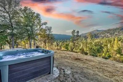 Image de Hilltop Haven- Bright and Modern Cabin w/ hot tub and stunning views!
