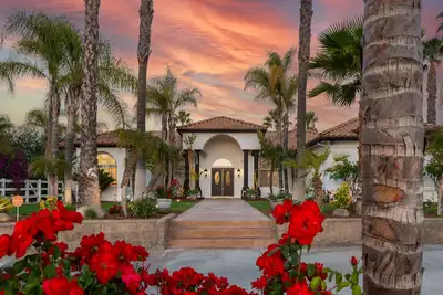 Image de Stunning 9/Acre Vineyard 1 Min from Wineries - Pool/Hot Tub and Private Cellar