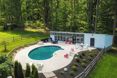 Image de Historic Country Estate with Fabulous Pool & Pool House!
