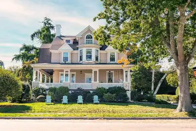 Image de Historical New England coastal holiday home-2 min. from Ocean Beach