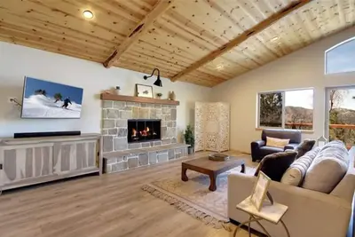 Image de Ev Friendly; Ski Luxury Moonridge Build! Huge Views, HotTub, Modern Family Cabin