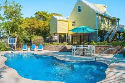 Image de Peaceful 4br Beach Escape w/ Famous Heated Mystery Pool™ | 2-min Walk to Beach