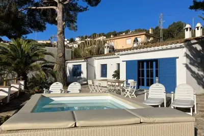 Image de Big House with Bbq and dining room outside